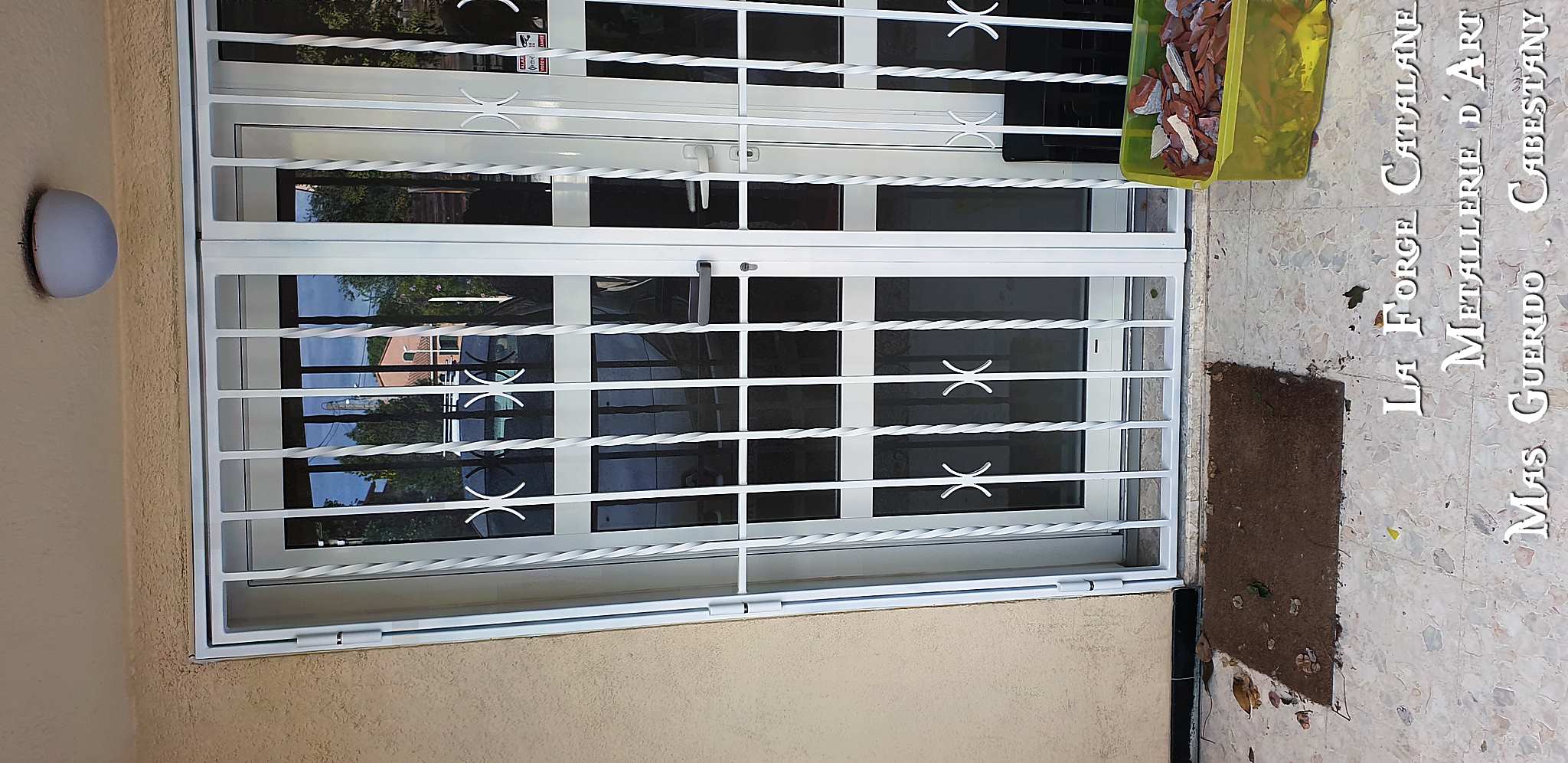 grille de protection articulee barreaudages torsades thermolaquage blanc forge catalane.jpg